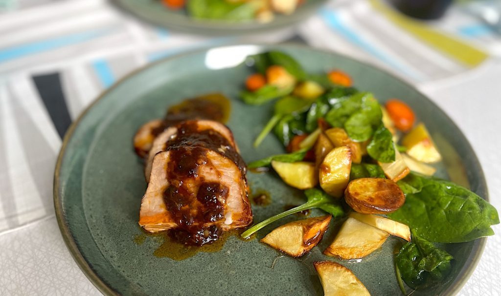 Ugnsrostad fläskytterfilé med honungsrostade rotfrukter och rödvinssås är den minst smidiga rätten jag testar men oj så gott.