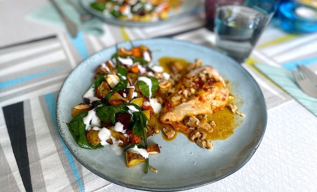 Godast av alla tre rötterna är denna: Apelsin och harissakyckling och rotfrukter med valnötter och yoghurtdressing. Såsen blir inte alls lika knallröd som på bilden, men smaken är superb!