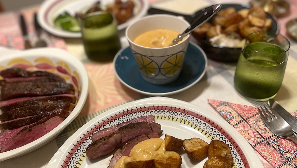 Sean Connery-sås passar till allt! Här äter vi den till rött kött och rostad potatis. Jag gör min med rostad vitlök istället för rå riven vitlök som det var i originalreceptet.
