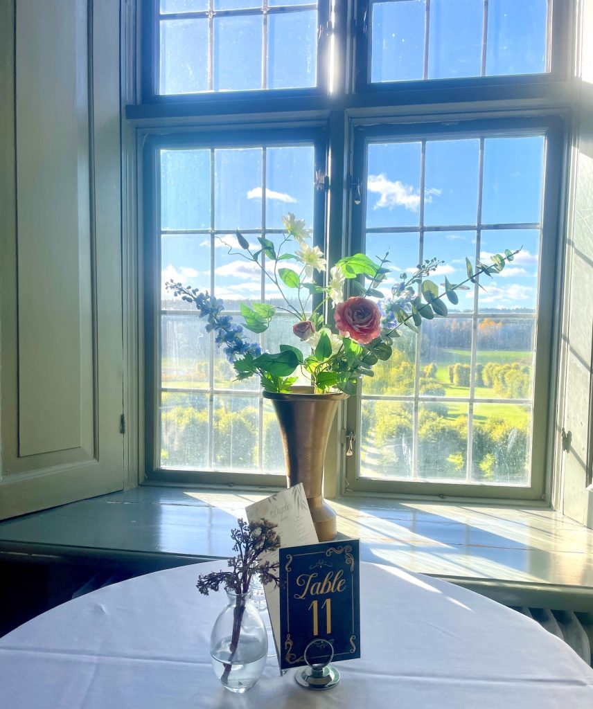 Vi får sitta vid ett av de bästa borden på Wenngarns slott. Kolla utsikten!