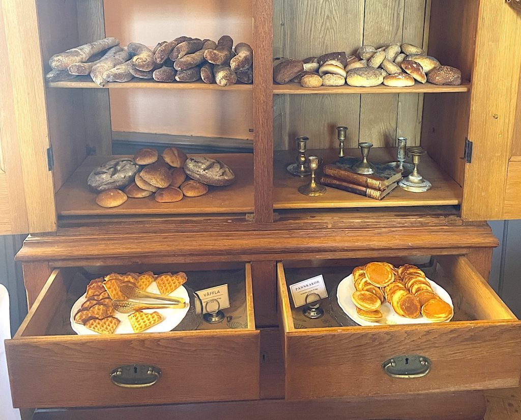 Bröd, våffel-, och plättskåpet står i samma rum som den varma maten.