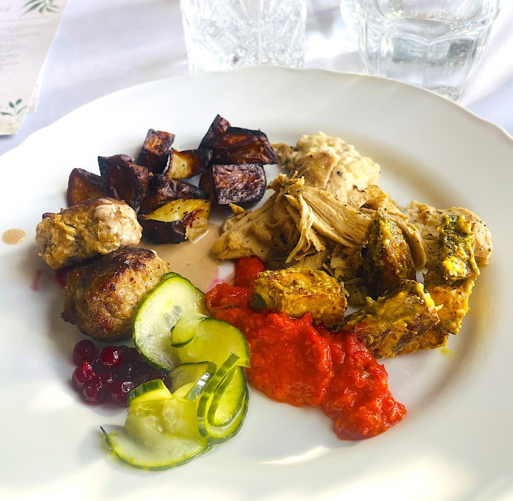 Jag måste testa köttbullarna, men kan inte låta bli att ta mer från det kalla bordet också.