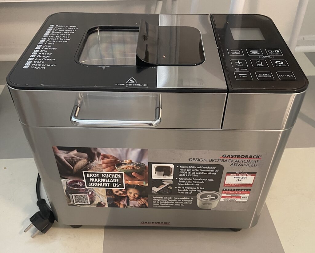 Här är vår maskin Gatroback, eller Bakis, som jag kallar den. Den tar inte så stor plats och lagar gott bröd, men den piper ganska högt och jag vet inte hur man slår av pipet ännu. Sedan är facket för nötter, frön eller bär allt för litet. Men tack vare pipet kan man tillsätta extra om man vill.