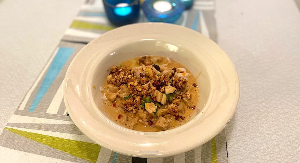 Krämig ramen med kyckling och teriyaki-tofu är en enkel och värmande rätt som du lagar på 20 minuter.