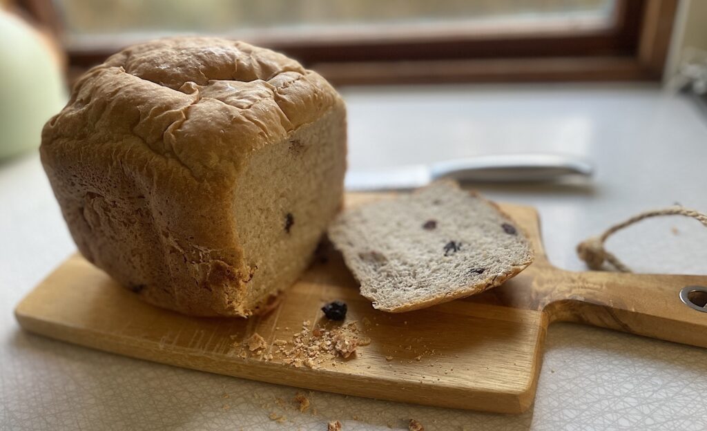 Grahamsbröd i bakmaskin är ett supergott bröd som passar utmärkt att rosta. Vi gör det gärna med både tranbär och valnötter (om det finns hemma), men brödet är mycket gott även utan nötter och bär.
