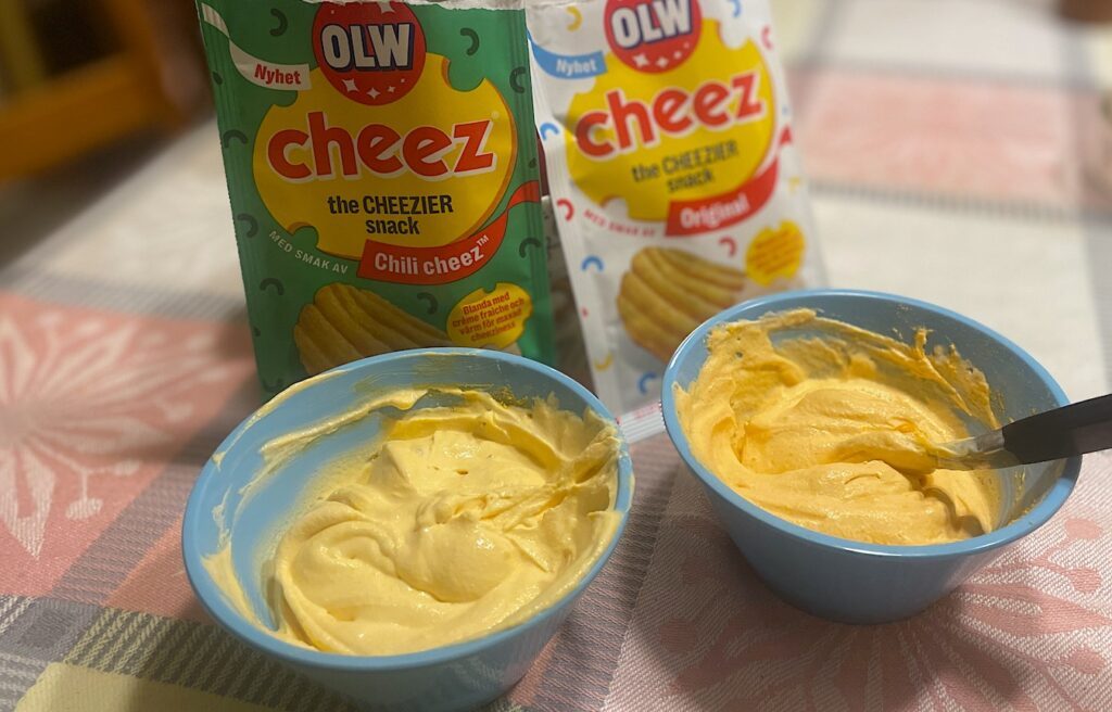 OLW Chili cheez är ganska gul medan Original Cheez dipp blir mera orange. Båda är fasligt goda!