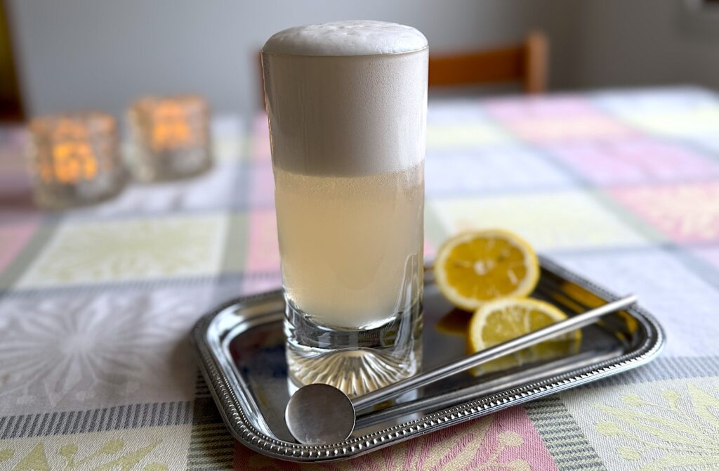 Så här ser Rhubarb Gin Fizz utan grenadin. Nog blev den snyggare med?