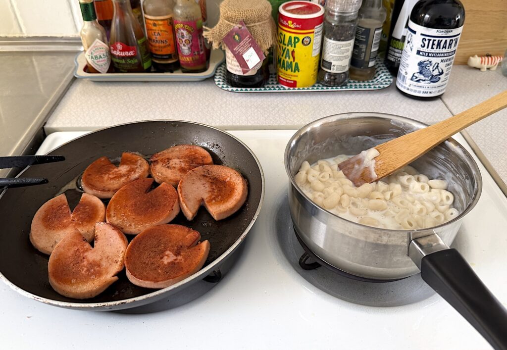 Stekt falukorv med stuvade makaroner är perfekt stugmat. Allt ryms på lillspisen med två spiralplattor.