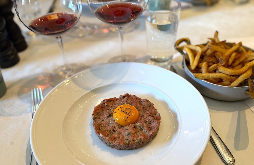 Röda viner från Anselmo Mendes passar utmärkt till en råbiff med kapris.