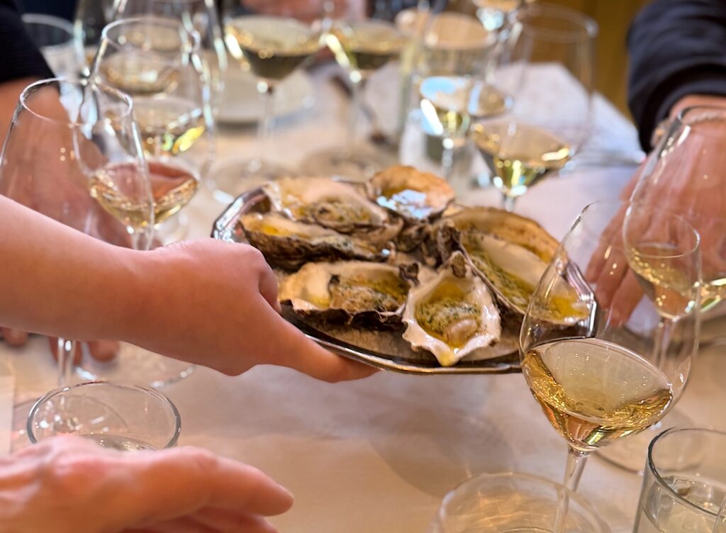 Genom sitt arbete i vingården och experiment med olika vinifieringsmetoder har Anselmo Mendes bidragit till att ge alvarinho internationell uppmärksamhet och visa att viner från Vinho Verde kan vara både komplexa och lagringsdugliga.