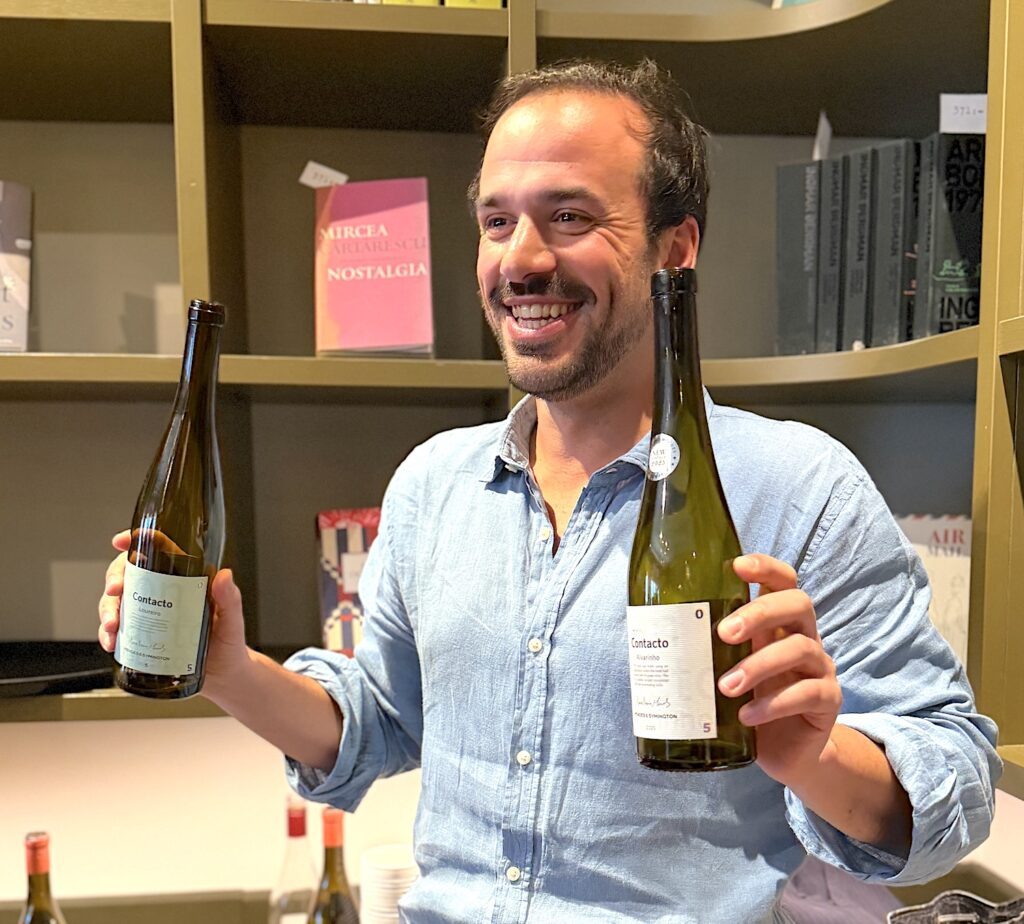 Vinho Verde är den största vinproducerande regionen i Portugal och sträcker sig från nordvästra hörnet under den portugisiska-spanska gränsen, hela vägen till Atlanten. Tiago Mendes visar stolt upp vinet Contacto som gjorde succé i Sverige 2010.