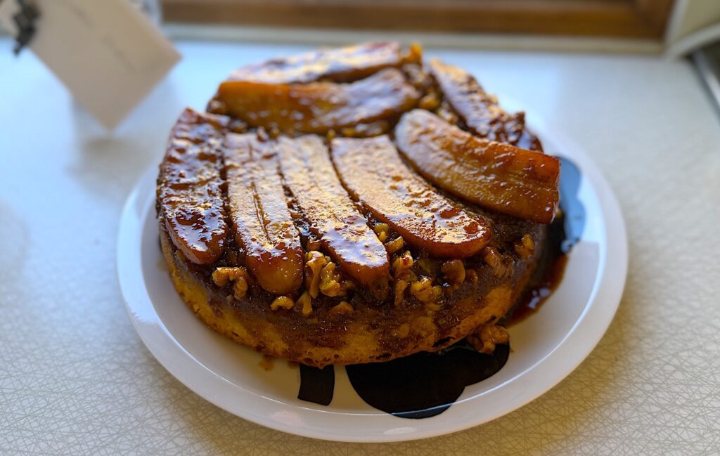 Karamelliserad banankaka med valnötter är inte den snyggaste kakan, men det kan vara den godaste.