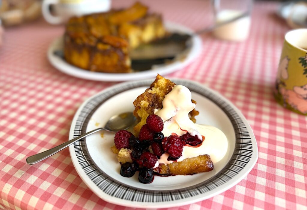 På min födelsedan har jag både grannar och familj på besök i stugan. De får Karamelliserad banankaka med valnötter med blåbär, hallon och vaniljvisp.