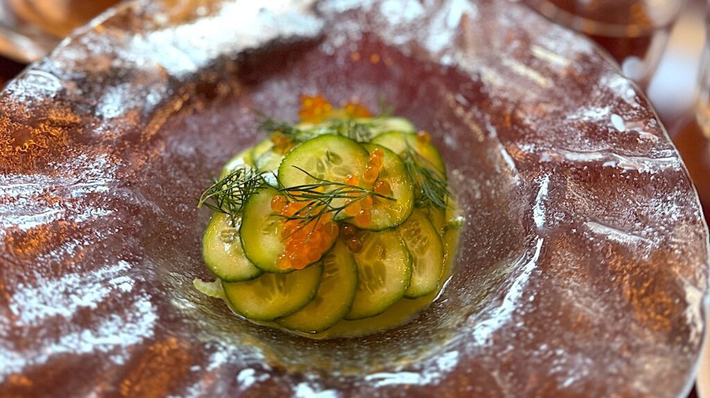 Crudo på hamachi med leche de tigre, selleri och gurka.