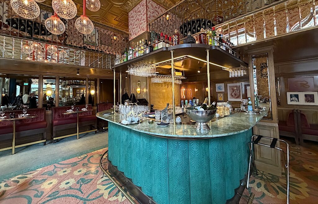 Den vackra baren hittar du mitt i lokalen på Bibon.