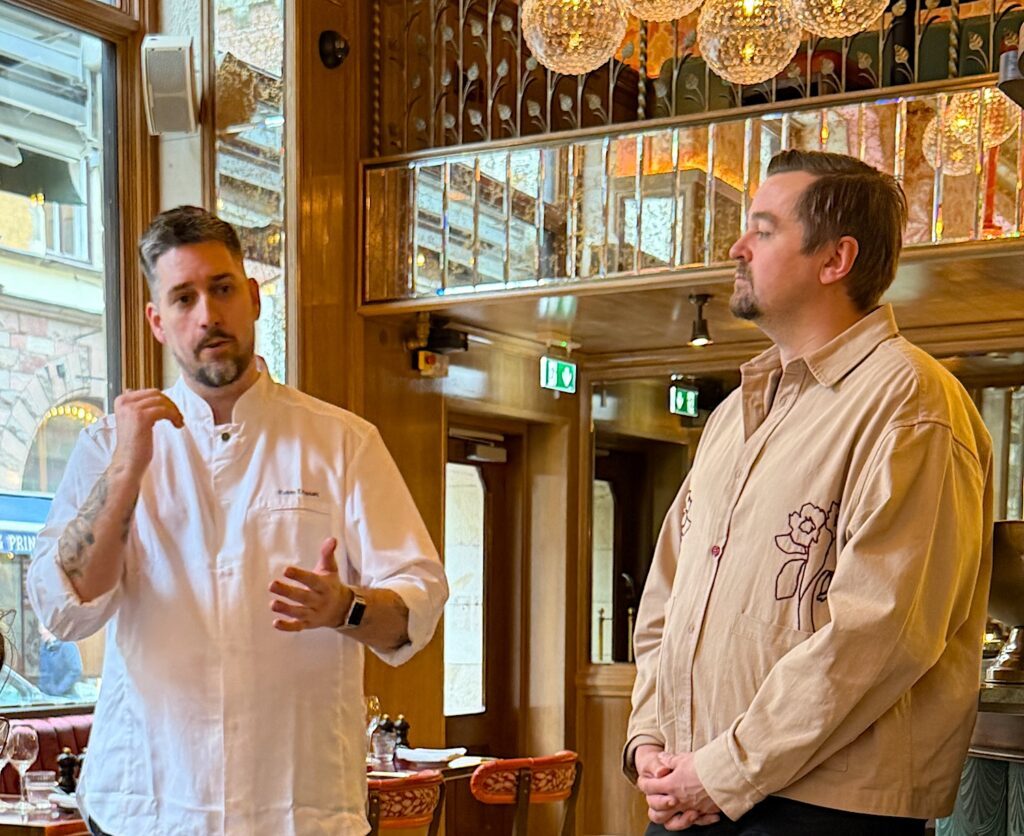 Robin Engdahl, kreativ ledare för Bibon, berättar om förhoppningarna på stämning och bjuder på sitt favoritsnacks.