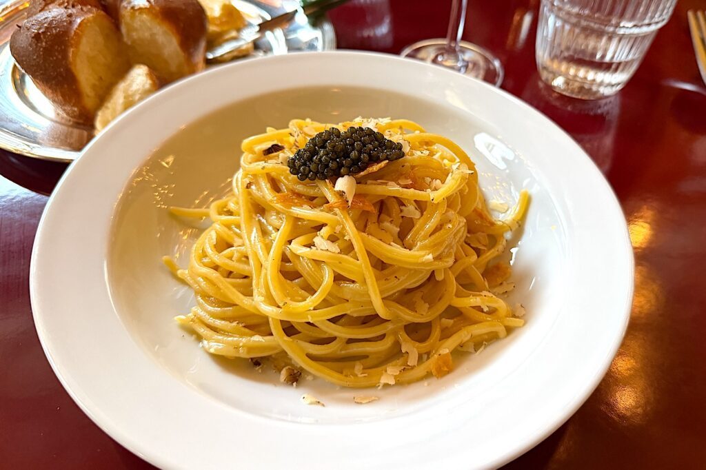 Spaghetti Rossini med svart kaviar, kyckling beurre blanc och valnötter.