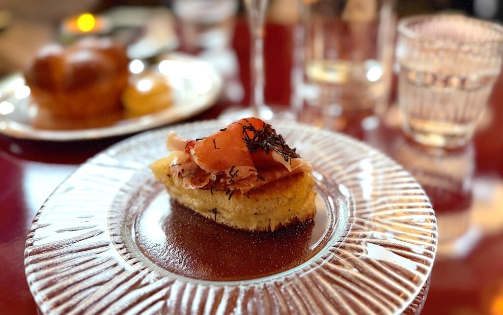 Toast Bibon med crème på Gruyère, pata negra och tryffel är en liten smaksensation som du får för 165 kronor.