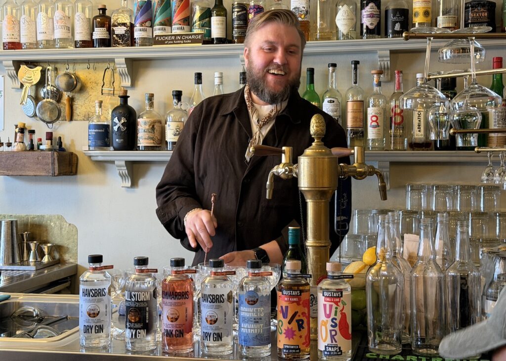 Fantastiska Alexander Mannefors står för dagen i baren på Bränneriet i Årsta och blandar makalöst goda drinkar på produkter från Värmdö-destilleriet Coast & Copper.


