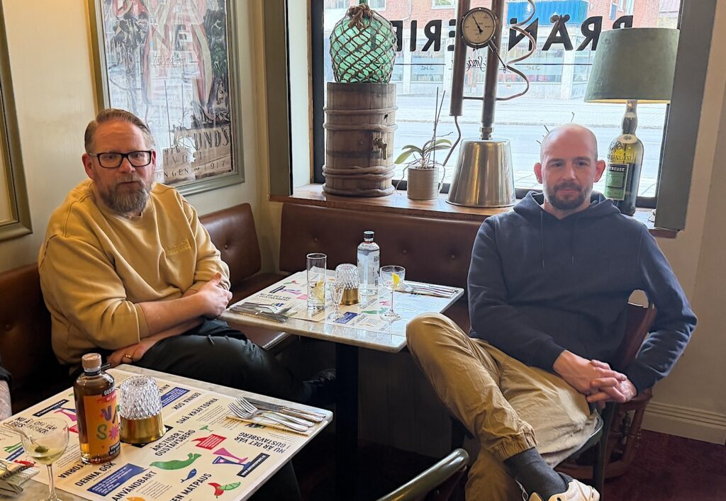 Cenny och Anderas är barndomsvänner som nu satsar på sin dröm, destilleriet Coast & Copper, där de får jobba ihop.