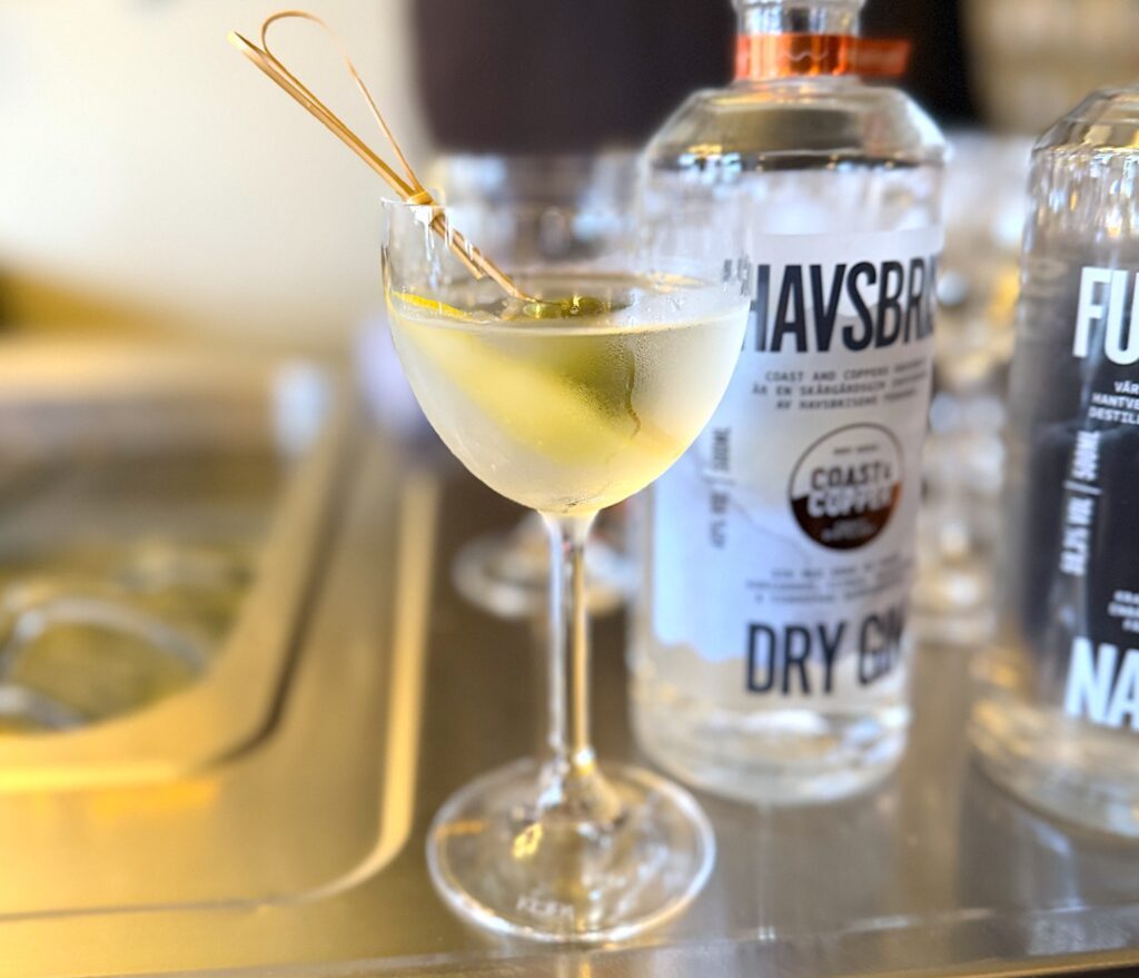 En perfekt Dry Martini gjord på Coast & Coppers tallgrenskryddade gin Havsbris.