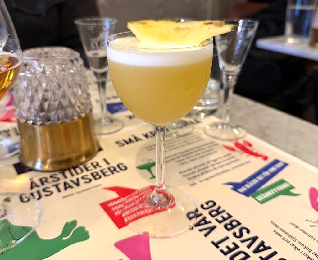 På "snapsen" Gustavs Het Kanel blandar Alexander Mannefors en otroligt god ananasdrink. Kom nu sommaren!