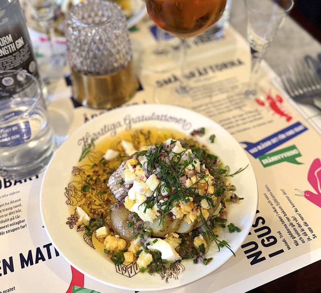 Två små svin gör fantastiskt goda smörrebröd. Har du inte besökt dem ännu så passa på om du har möjlighet! Under berget av matjes, kokt ägg, rödlök, dill och brynt smör ligger det faktiskt en liten skiva rågbröd. MUMS!