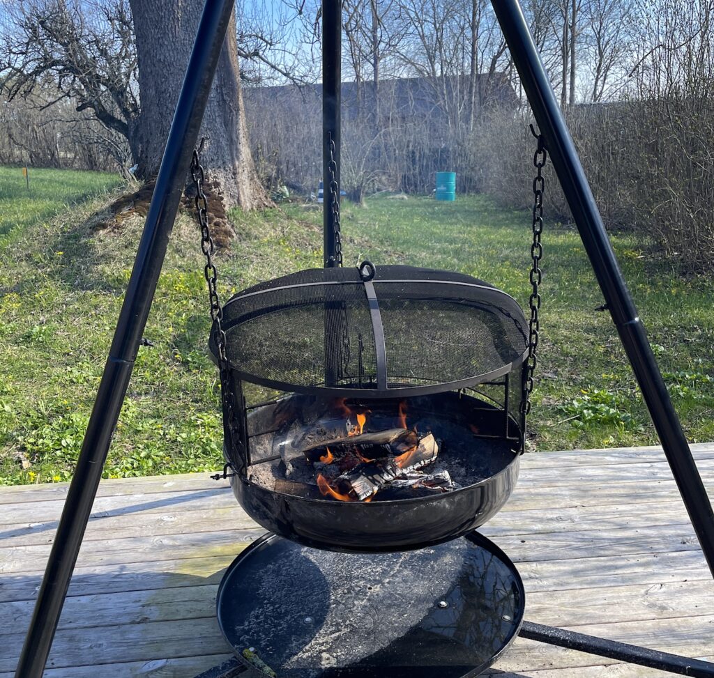 Ett eldfat på altanen är pricken över i både för den som älskar eld och den som älskar korv.