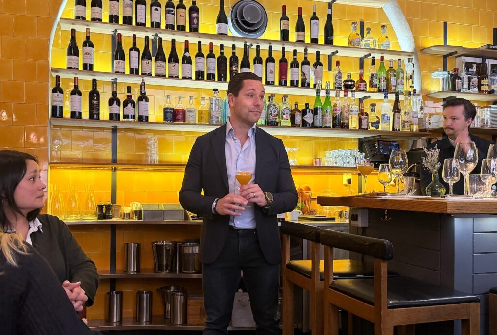 Peter Hafverkorn, affärsområdeschef på Galatea, berättar om hur Johan Daniel Grönstedt startade sitt företag precis i de här kvarteren i Gamla stan i Stockholm.