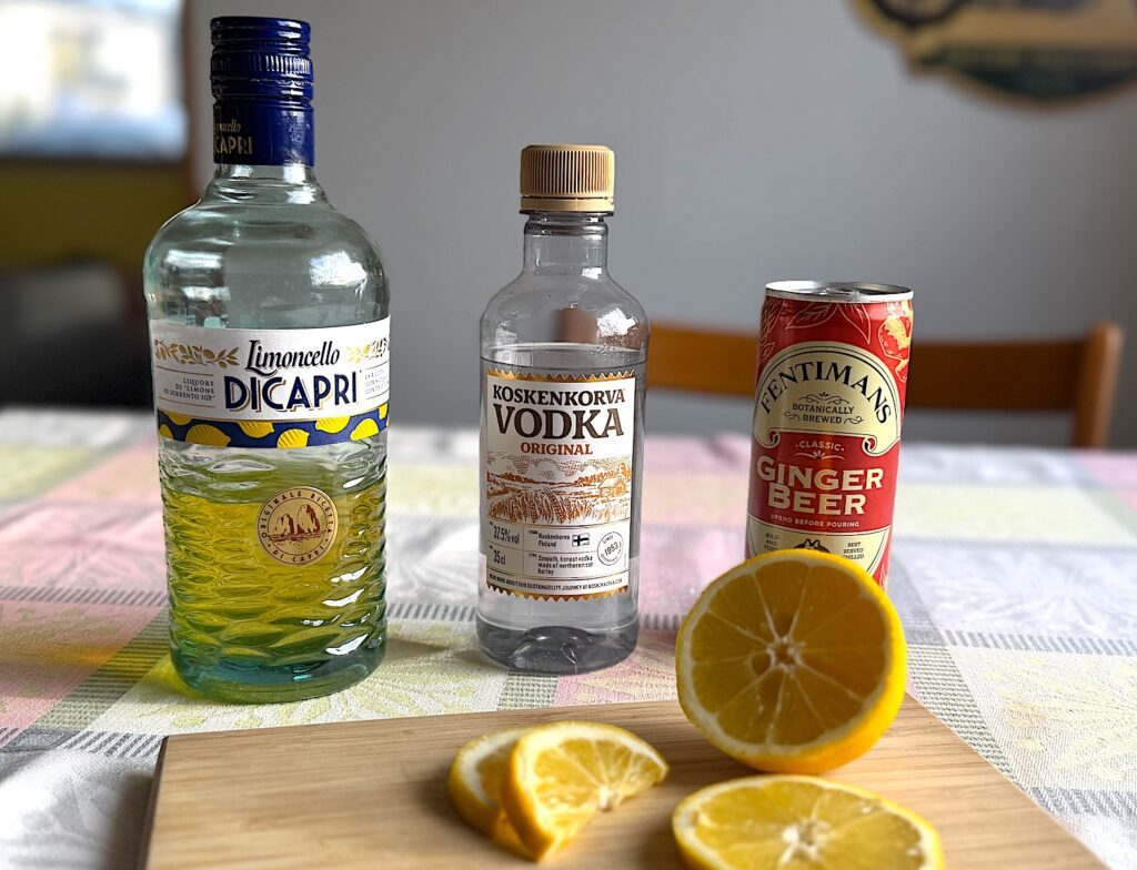 Med dessa få ingredienser blandar du en Lemon Rush, en syrlig och läskande vodkadrink.