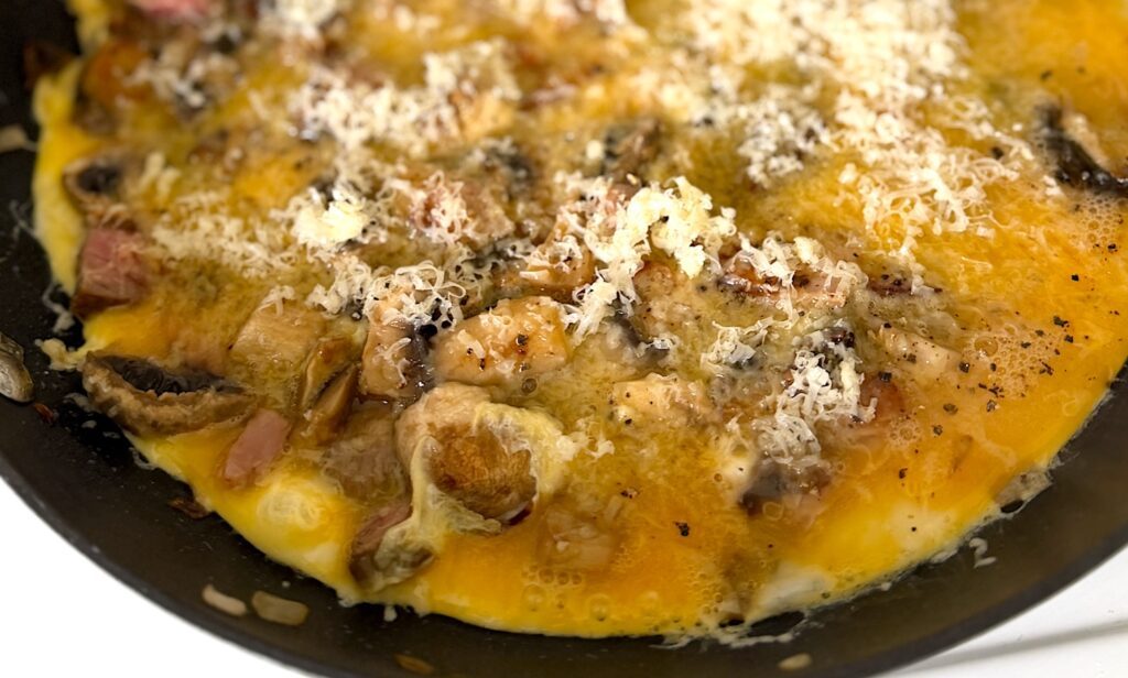 En enkel Omelett med svamp kan vara den perfekt lunchrätten. Den är också den perfekta resträtten.