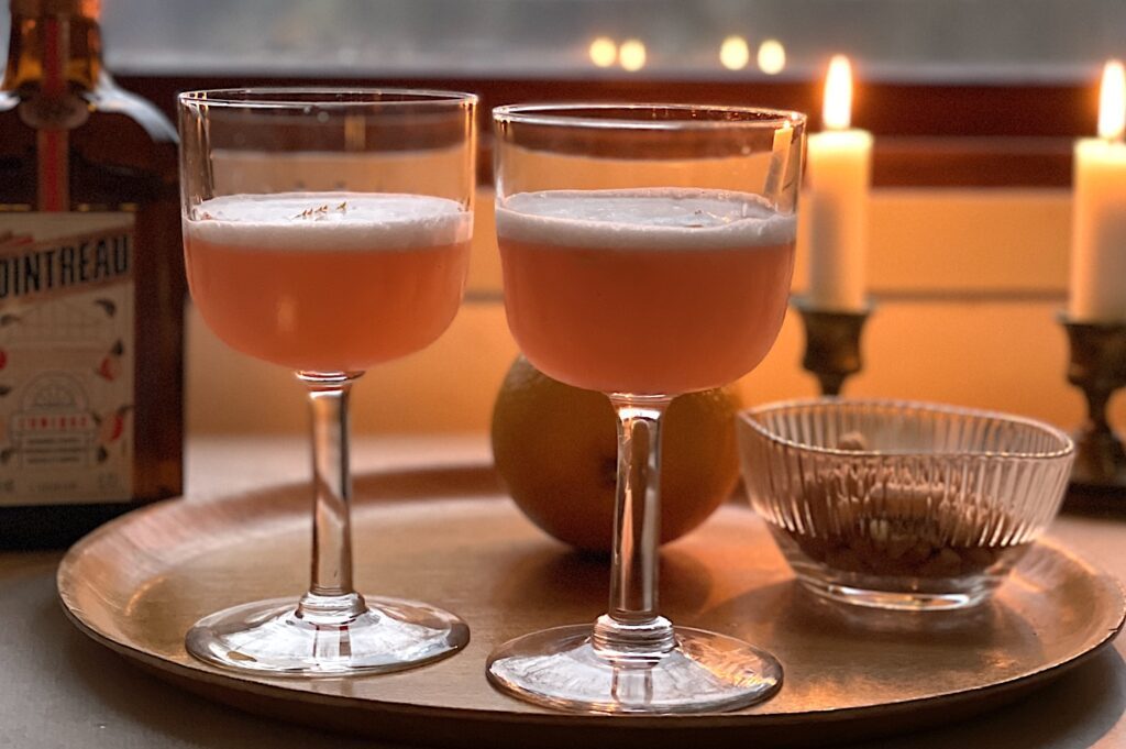 En aningen mindre klassisk variant på klassiska drinken White Lady är den här – Orange Lady.