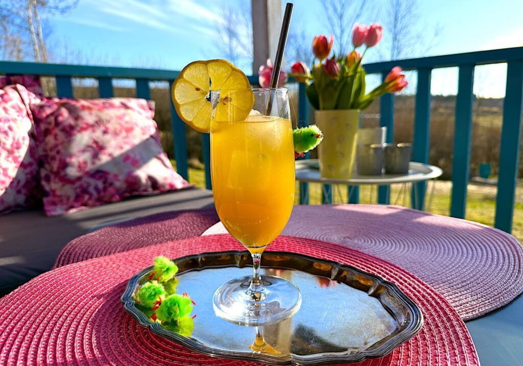 Blanda en Gul bubblig mangodrink lagom till påsk, eller varför inte till poolpartyt eller efter vårstädningen? Den passar för det mesta.