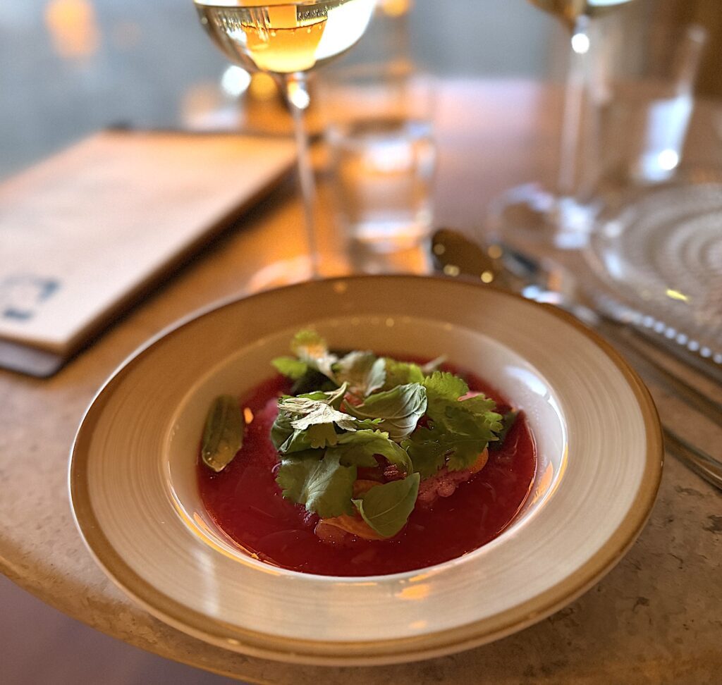 Under den perfekta mängden koriander ligger en peppargravad regnbågsforell. En av de bättre förrätter jag ätit på länge.