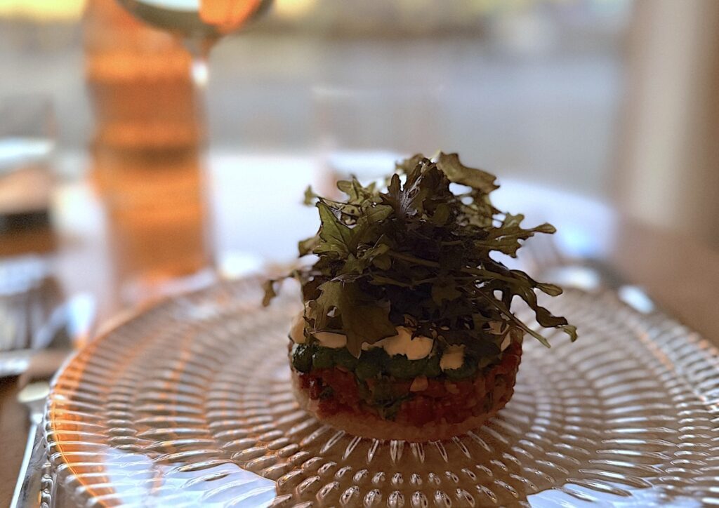 Slussportens Toast tartare, handskuren råbiff, stekt bröd, guindillas, gordaloliver, aleppopeppar, smetana och persiljeemulsion.