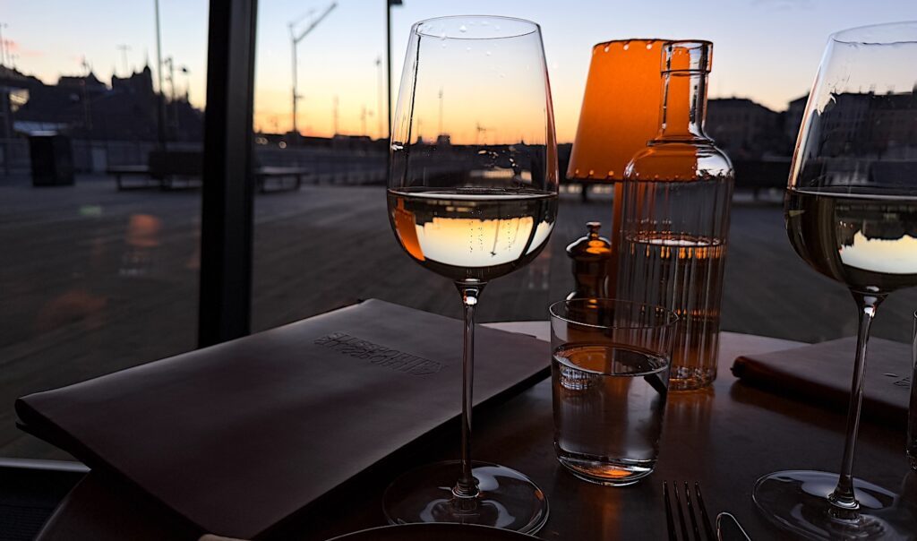 Vi får ett bord på Slussporten med den här utmärkta utsikten.