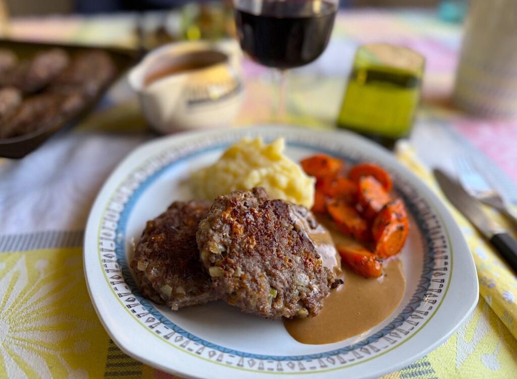 Jag serverar Älgfärsbiffar med Västerbottenost, timjanglacerade morötter och gräddsås med potatismos. Men här väljer du så klart din favoritpotatis.