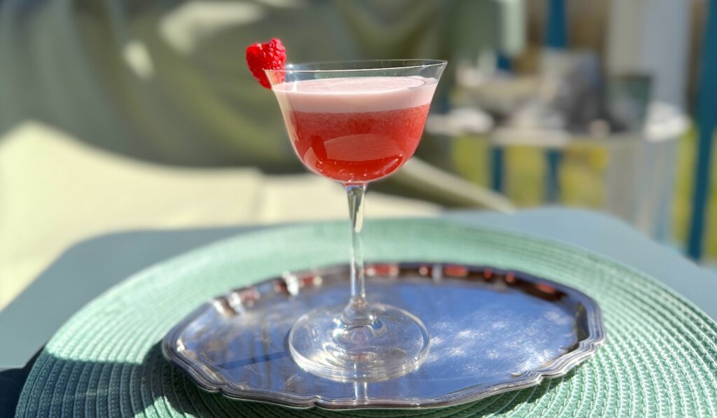 Clover Club är en favoritdrink. Jag gör den enkelt med Brämults hallonjuice.