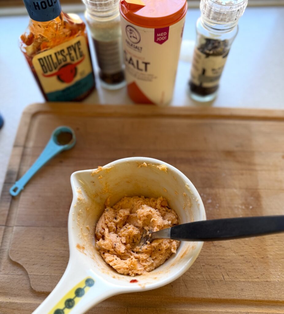 Kryddsmör är enkelt och supergott! Det här passar till det mesta, grillade grönsaker, fisk, kyckling och kött.