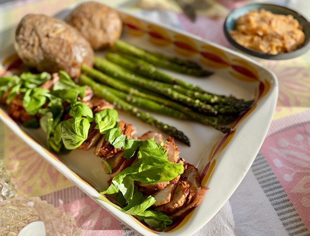 Dubbelmarinerad fläskfilé med bakad potatis och kryddsmör är en perfekt bjudrätt som inte behöver kosta skjortan.