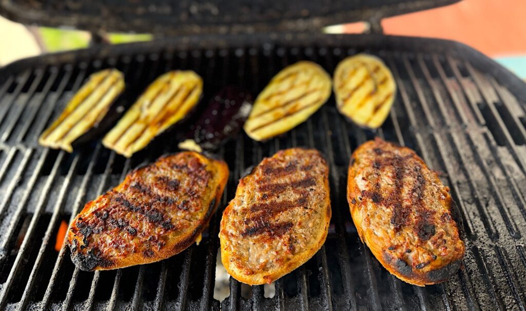 Jag serverar Grillad salsicciafärs i frallor med grillad aubergine.