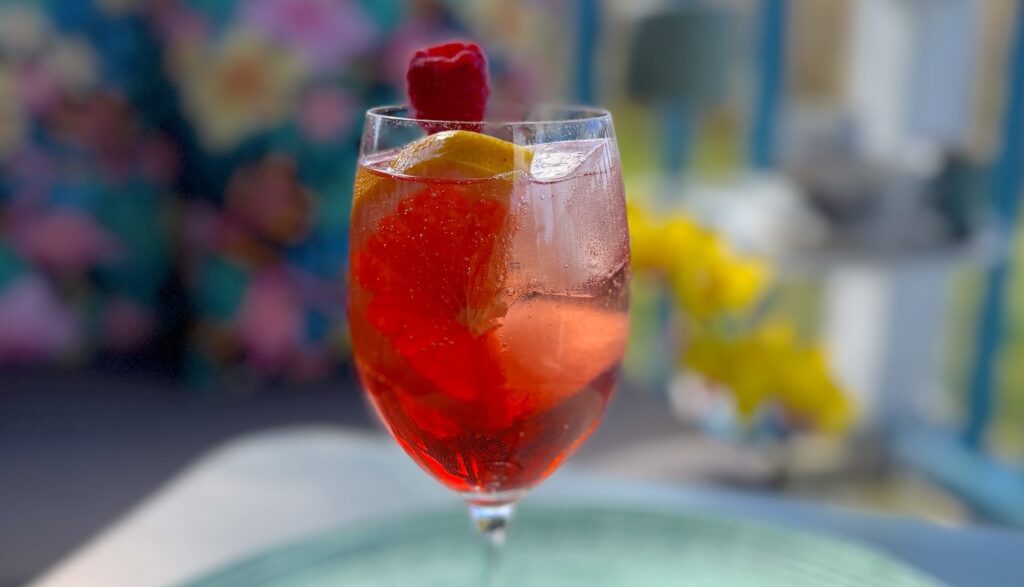 Hallon Spritz är sommarens enklaste och godaste drink! Perfekt för oss som älskar hallon.