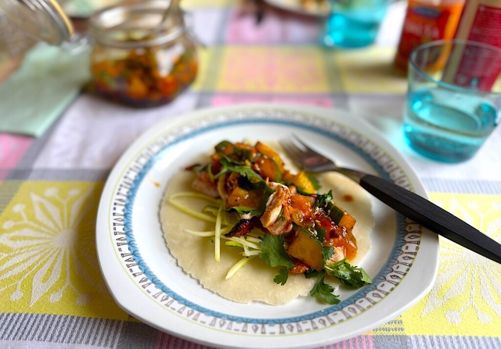 Här äter vi Snabb koreansk gurksallad på asiatiska tacos med kyckling, strimlad, squash, koriander och tropisk salsa.