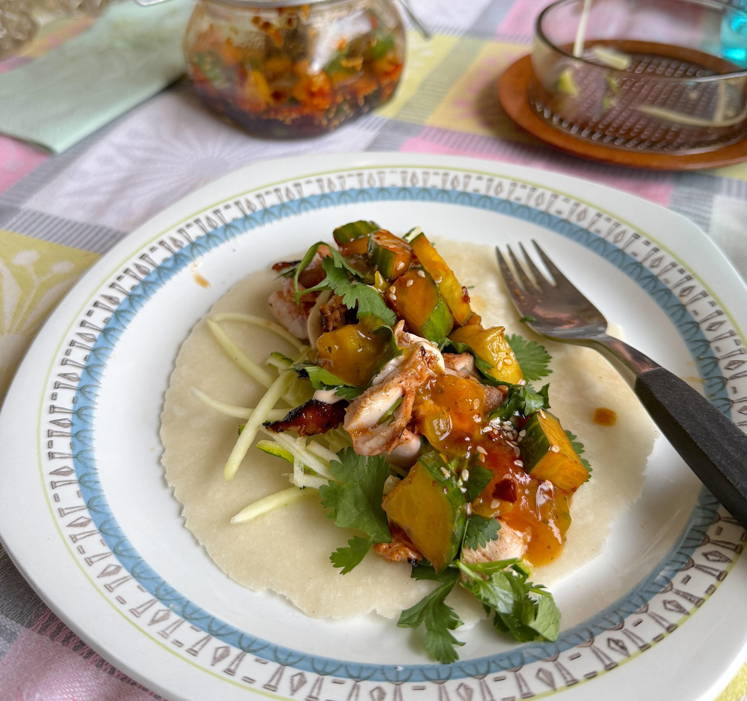 Asiatiska tacos med kyckling och koreansk gurksallad