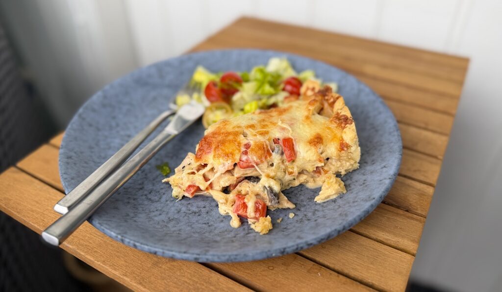 Ibland glömmer jag bort hur gått det är med paj, men så kommer jag på det igen och gör Kycklingpaj med grillad kyckling och dijon.