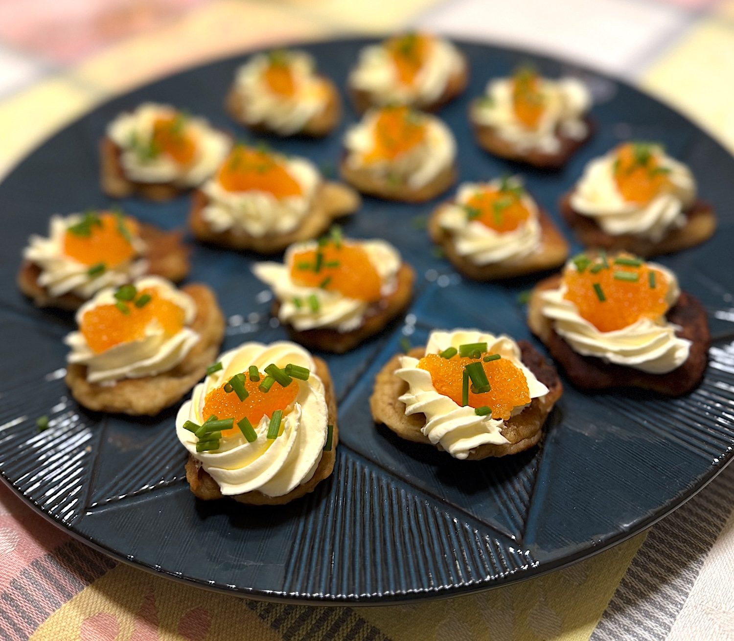 Små potatisplättar med löjrom