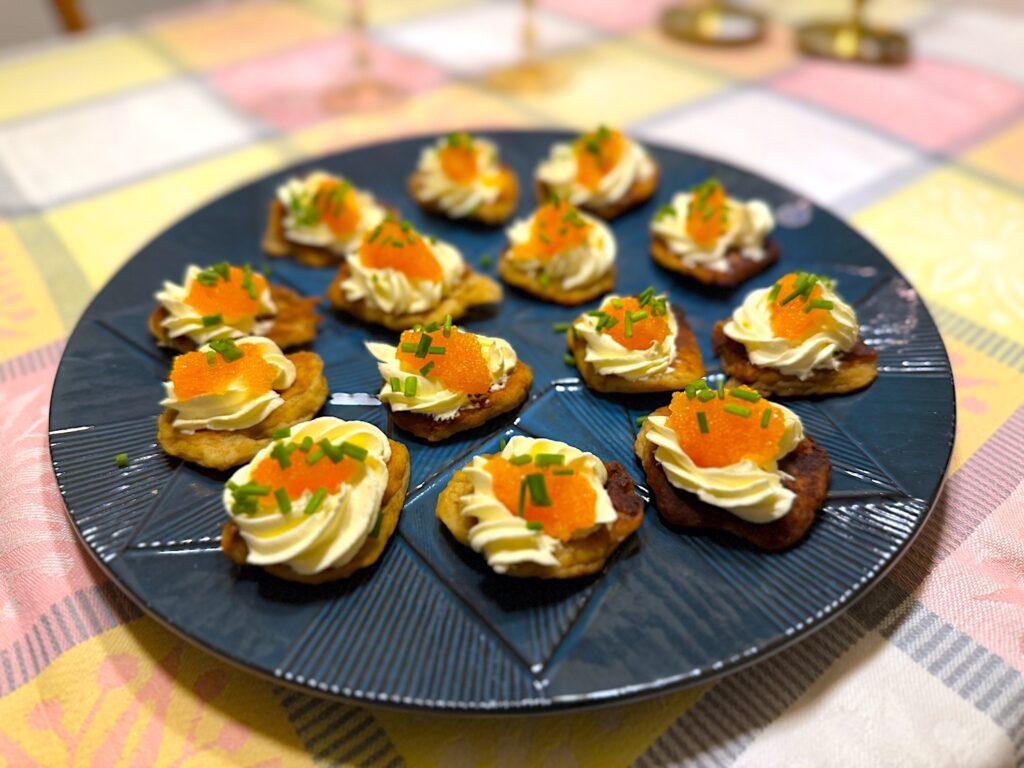 Små potatisplättar med löjrom, smetana och gräslök är ett supergott och ganska matigt tilltugg. Du toppar så klart med vilken rom du vill.