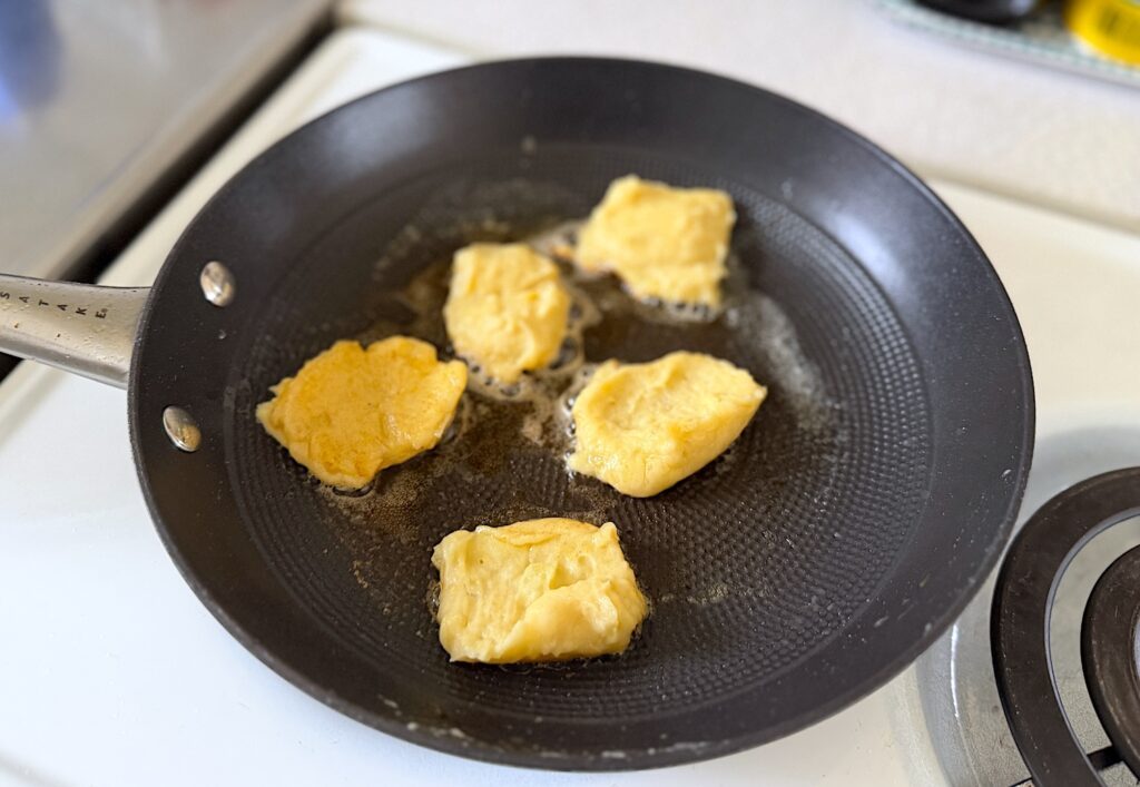 Ta två matskedar och klicka ut cirka en halv matsked smet åt gången i en stekpanna med smör.