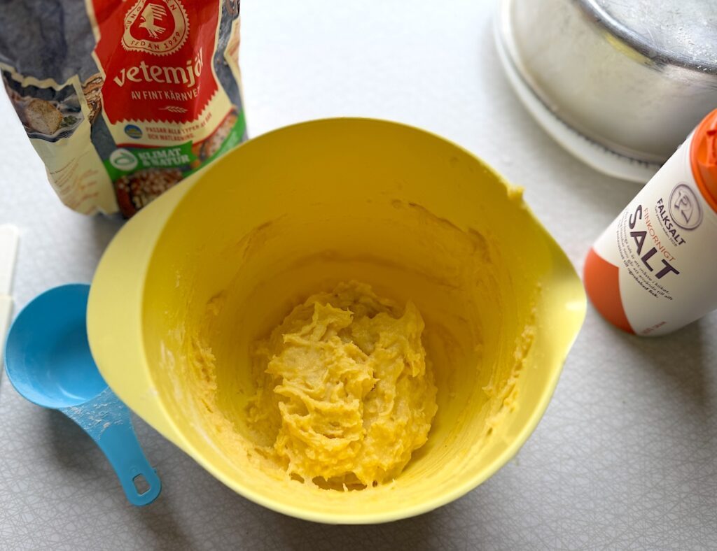 Smeten blir rejält kladdig så du kan inte forma den med händerna.