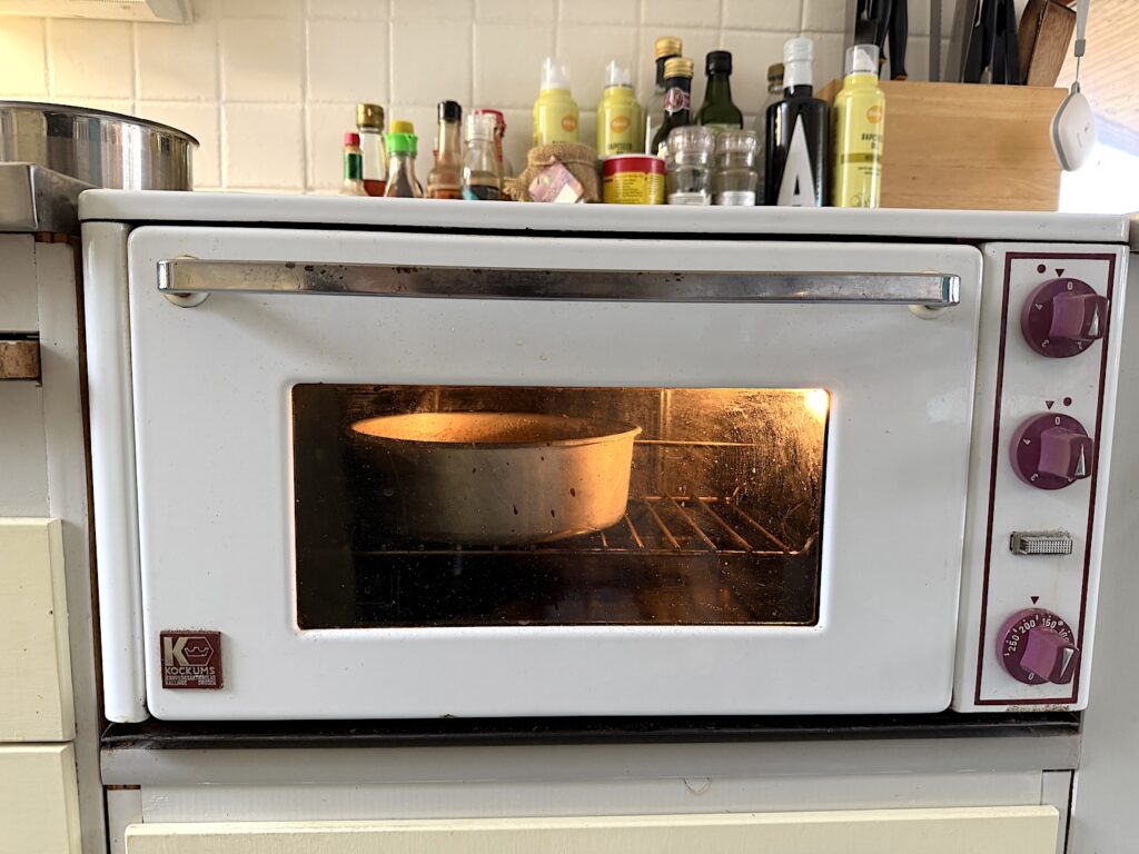 Kakan ska gräddas långt ner i ugnen. Vår ugn är så liten så allting är långt ner och högt upp i den. Kakan blir ändå bra!